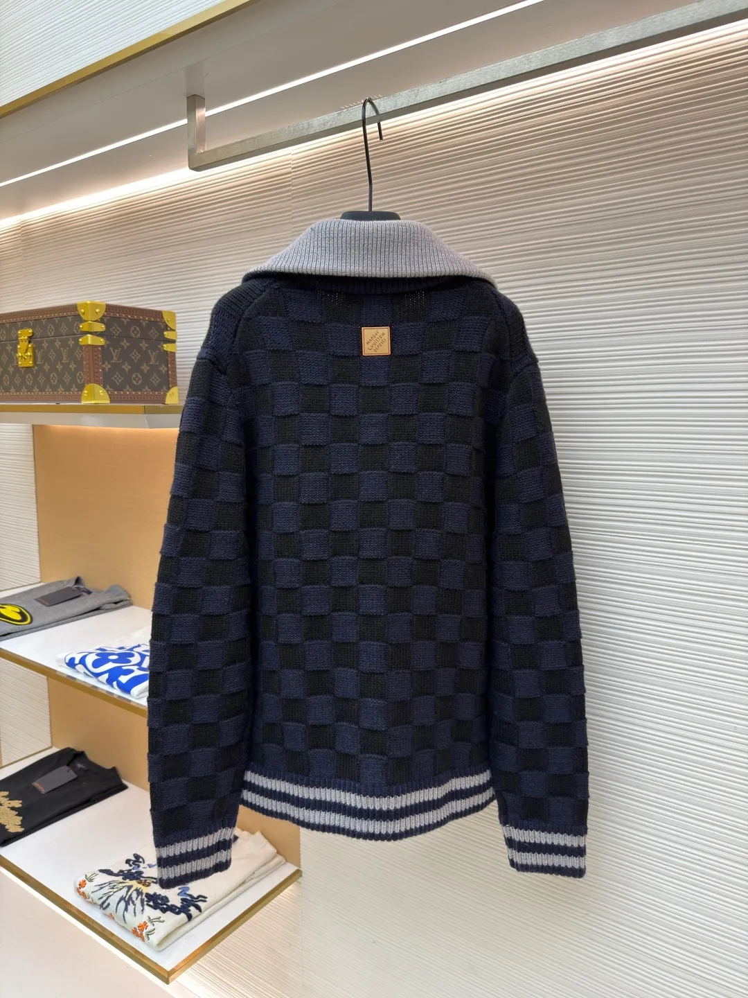 LOUIS VUITTON knitted waist contrast ribbed collar sweater ●Original version: Purchased and developed by 20433 ●Item number: 1682136-C15 ●Fabric: wool blended fabric ●Technology: knitted ●Color: black and blue ●Version: fitted version ●Weight: about 1360 grams ●Size: S-M-L-XL ●Description: This Louis Vuitton checkerboard knitted zipper jacket is made of double-ply merino wool blended yarn and is woven with a 12-needle three-dimensional knitting process on a German Stoll computerized flat knitting machine. The Damier checkerboard pattern on the body uses intarsia knitting techniques, and the layered interweaving of dark blue and black yarns creates a 3D concave and convex texture. There is no printed patchwork process, and the pattern and the body are integrated for a more textured look. The neckline is designed with contrasting ribbed lapels, and built-in spandex elastic yarn improves resilience; the metal zipper is made of gold-plated brass, and the teeth are precision polished. The zipper track and the seam of the body are sewn with overlock stitching, and the stitch length is controlled within 0.2cm. The contrasting ribbed edges on the cuffs and hem are pre-shrunk and hand-shaped and ironed, making the garment crisp and less likely to loosen after long-wearing. Every detail demonstrates the brand's strict standards of high-end knitting technology. The overall wiring is straight and delicate, the fabric is comfortable and soft, and the color is consistent without color difference. It can be matched with the same style to create a fashionable look and control various occasions. Customized accessories, complete with three standards, same style for men and women!